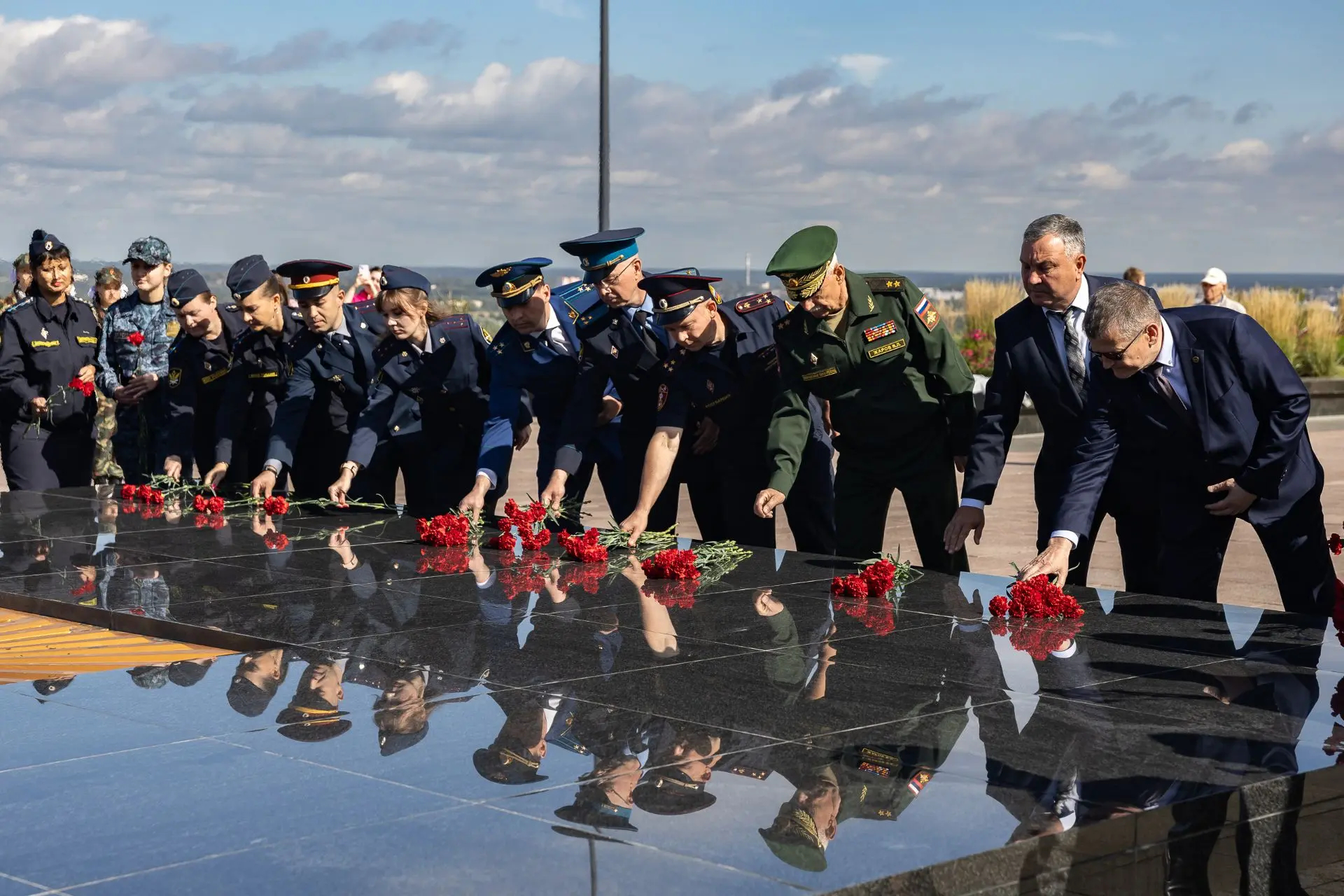 В Нижегородском Кремле прошла церемония возложения цветов в День солидарности в борьбе с терроризмом.