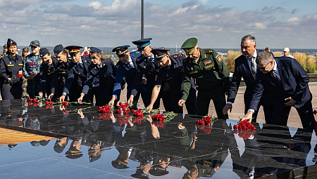 В Нижегородском Кремле прошла церемония возложения цветов в День солидарности в борьбе с терроризмом.